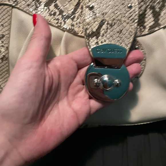 Off wire/cream colored guess handbag. With guess logo on front - Picture 6 of 12